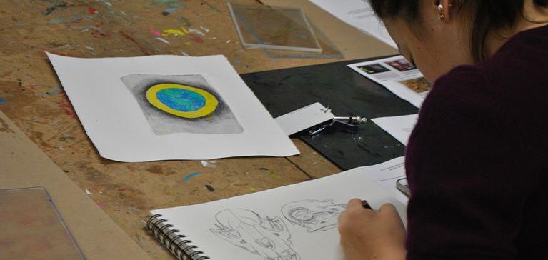 A Chase Collegiate student sketches in her visual arts class.